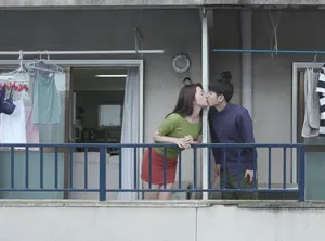 Tiếng rên của chị gần nhà đối diện và cậu thanh niên được lái máy bay
